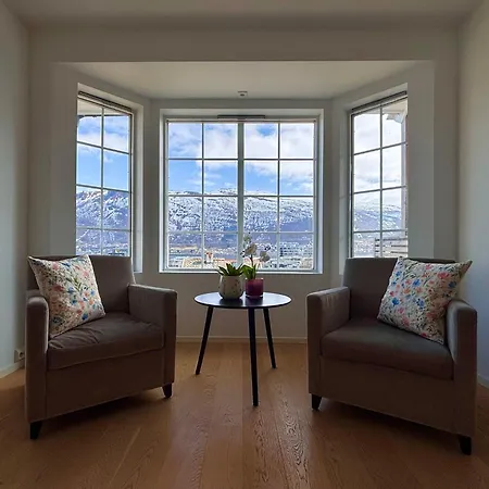 Modern House With Great View! דירה