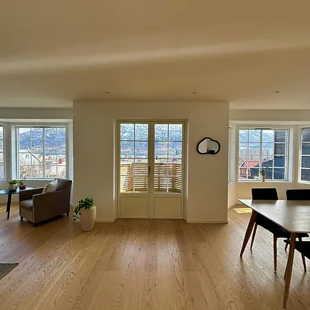 דירה Modern House With Great View! טרומסה