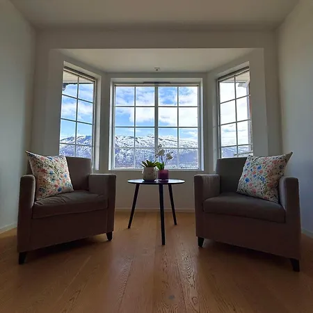 Modern House With Great View! דירה